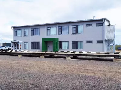 Двухэтажное здание из сэндвич-панелей размером 12х30х7х8,3 м
